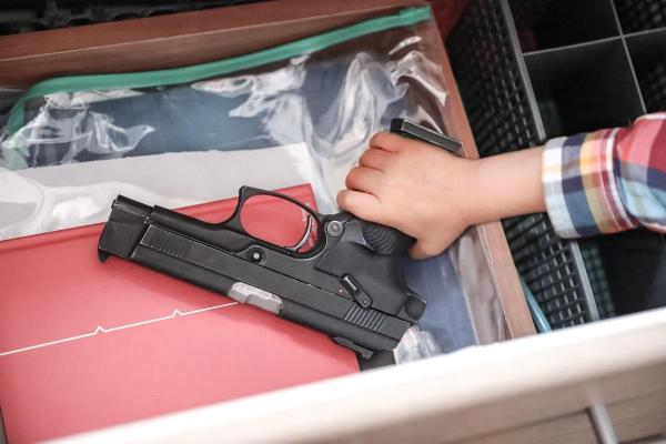 Pistol găsit într-un sertar