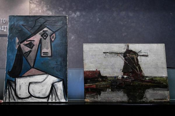 În imagine: Cele două tablouri furate în 2012