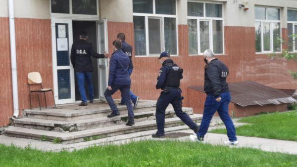 Un ofițer de poliție și nouă agenți de la Rutieră au fost reținuți de DNA în Botoșani. Sunt acuzați de luare de mită și de abuz în serviciu