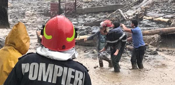 Eroul care a salvat 12 oameni surprinşi de viitură în Vrancea: "Aşa ceva nu se uită. Am trăit într-o zi cât pentru o viaţă"