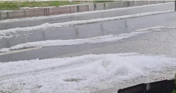 În doar câteva minute, o comună din Gorj a fost acoperită de gheaţă. Şoferii cu cauciucuri de vară nu au mai putut înainta - VIDEO