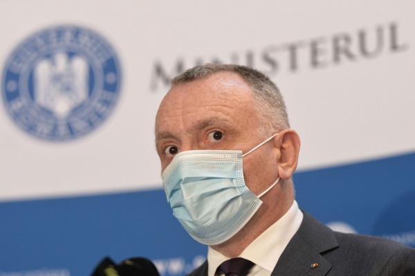 Sorin Cîmpeanu, în timpul unei conferinţe de presă la Ministerul Educaţiei, purtând mască de protecţie