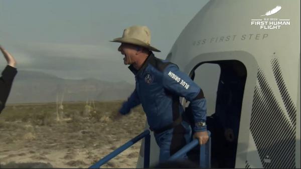 Jeff Bezos, călătorie istorică de 10 minute în spaţiu. Prima reacție la întoarcerea pe pământ. VIDEO