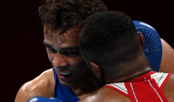 Reacţii bizare la Jocurile Olimpice. Un boxer marocan a încercat să îşi muşte adversarul de ureche, în timpul meciului. VIDEO