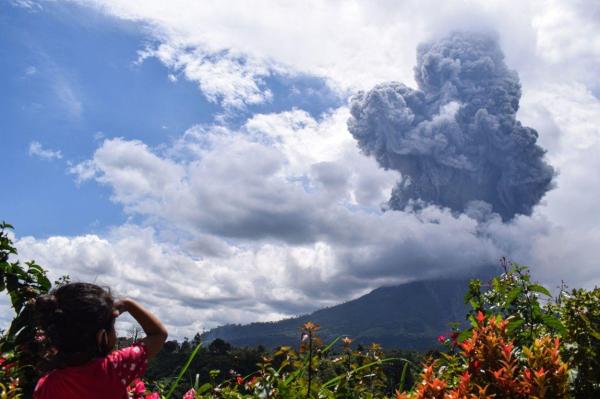 Coloană uriașă de fum și cenușă după erupția vulcanului Sinabung din Indonezia