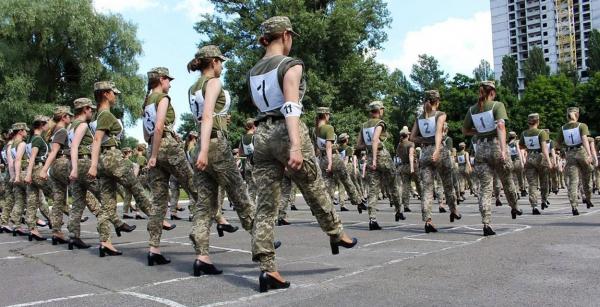 E scandal în Ucraina după ce Armata a decis ca femeile soldat să defileze în pantofi cu toc: "O idee stupidă"