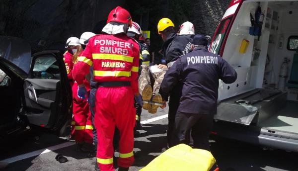 Valea Oltului, blocată complet după un accident teribil: patru maşini şi nouă persoane au fost implicate, şase dintre ele au fost rănite