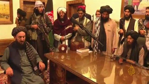 VIDEO. Talibani înarmați până-n dinți recită din Coran în palatul prezidențial. Momentul în care au preluat controlul