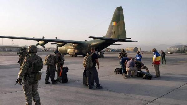 Ultimii 14 români au ajuns pe aeroportul din Kabul și urmează să fie evacuați. Vor pleca din capitala afgană cu următorul zbor militar