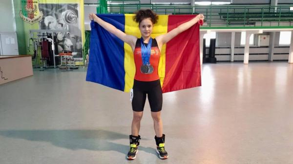 Lavinia Vinţeleriu cu steagul României şi cele trei medalii de argint cucerite la europenele de haltere