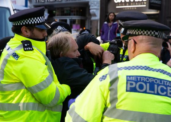 Sediile ITV şi Channel 4 din centrul Londrei, luate cu asalt de protestatari. Oamenii, nemulţumiţi că media promovează paşaportul de vaccinare
