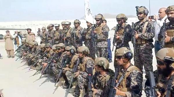 Imagini cu comando-ul taliban Badri 313, în echipament american, pe aeroportul din Kabul. Rafale de focuri de armă: ”Ascultați ce se întâmplă pe cer!”