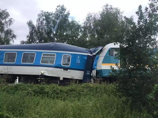 Zeci de persoane rănite după ce două trenuri de pasageri s-au ciocnit, în Cehia