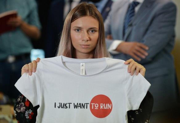 Sportiva bielorusă Krystsina Tsimanouskaya prezintă un tricou în timpul unei conferințe de presă la Varșovia