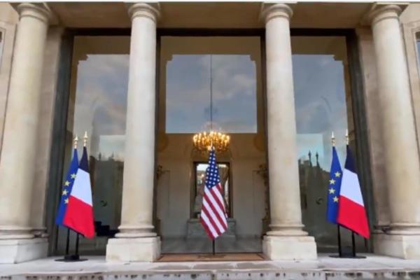 Drapelul SUA, alături de steagul Franţei şi steagul UE, la Palatul Élysée