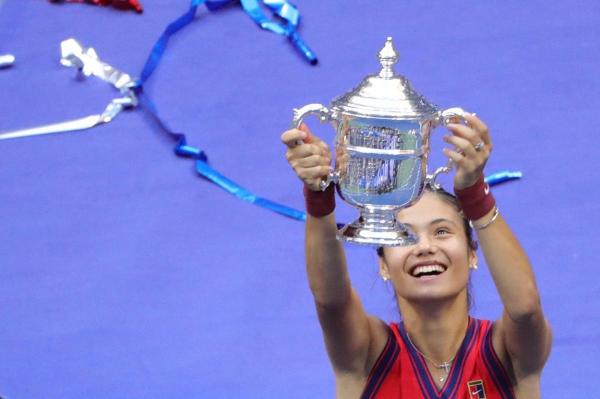 Emma Răducanu şi trofeul primit pentru câştigarea US Open 2021