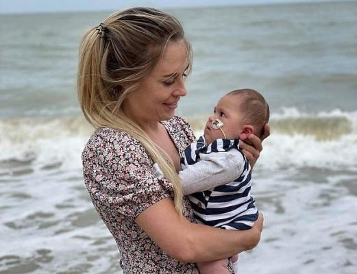 O tânără mamă din Marea Britanie îi imploră pe medici să-i ajute bebeluşul: micuţul suferă de o afecţiune atât de rară încât nici măcar nu are un nume