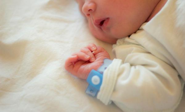 Bebeluș român de nici o lună de zile, găsit mort în Italia. Micuțul s-a stins în pătuț, s-ar fi asfixiat după alăptare
