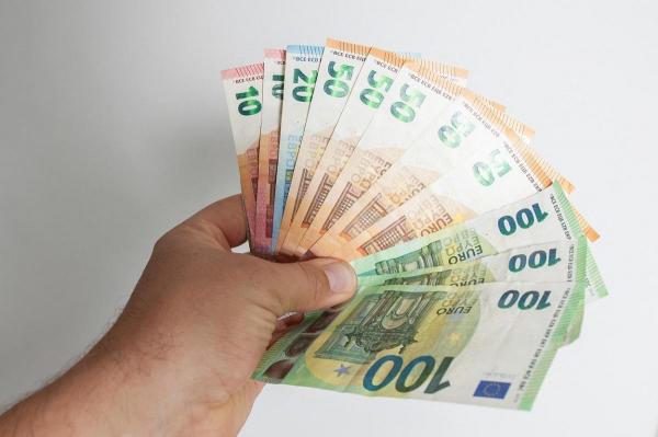 Inspectorii antifraudă ar fi primit 1.500 de euro, în mai multe tranşe, drept mită