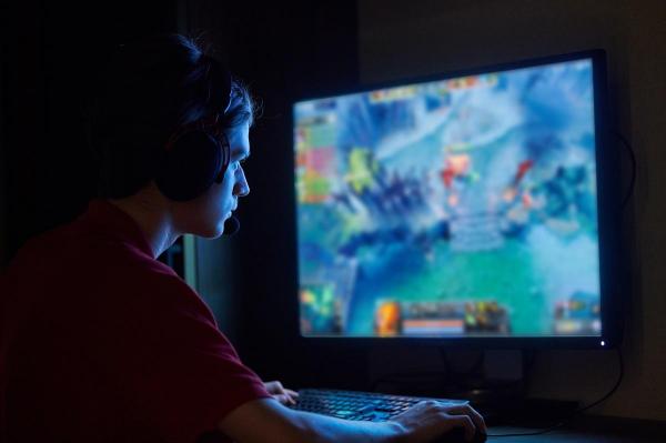 Băiat care se joacă la calculator jocuri video