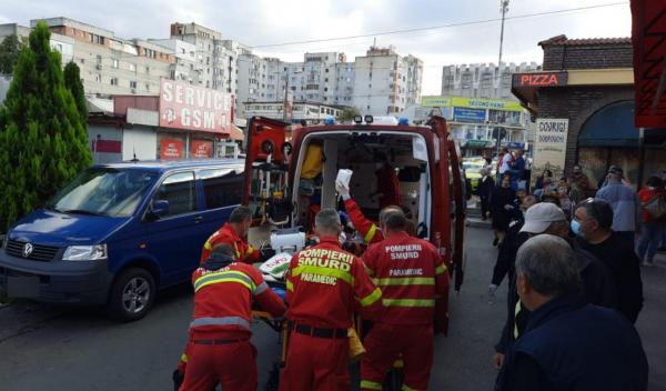 Momentul în care Radu este luat cu ambulanța din Piata Tomis III