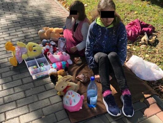 Copilărie furată: Două surori din Roman îşi vând plângând jucăriile ca să-şi poată ajuta sora mai mare să-şi plătească facturile