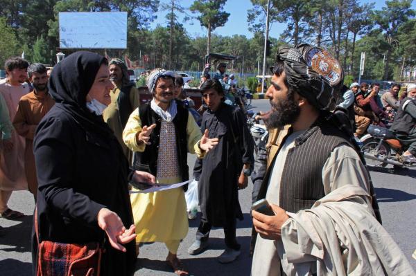 Protest al femeilor afgane. Acestea spun că vor purta burka dacă talibanii le vor permite fiicelor lor să meargă la școală
