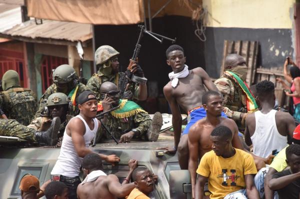 Haos în Guineea: Forţele speciale spun că l-au capturat pe preşedinte, au dizolvat guvernul şi au închis graniţele - VIDEO