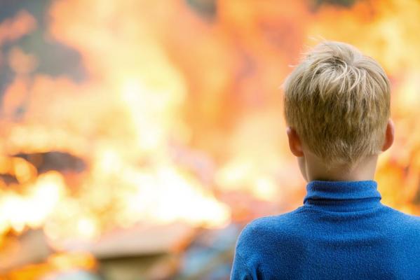 Doi copii și-au blocat tatăl invalid în casă și au incendiat locuința împreună cu un alt prieten, într-o localitate din Moldova