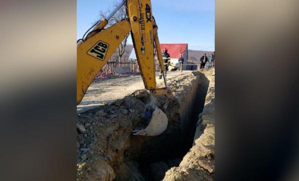 Muncitor de 33 de ani, captiv sub un mal de pământ prăbuşit, în satul Cetăţuia