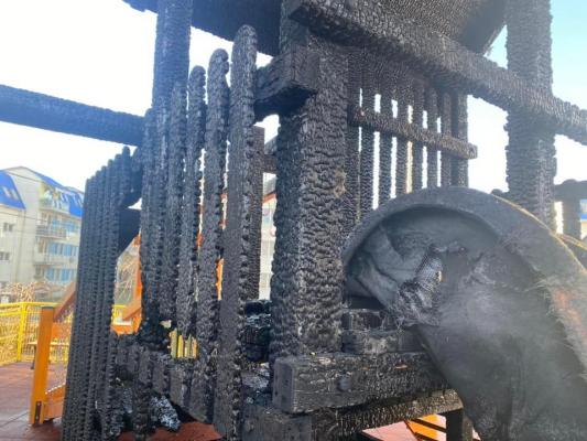Un loc de joacă din Focșani a fost incendiat, noaptea trecută. Poliţia îl caută pe piroman