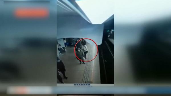 Tragedie evitată la metroul din Bruxelles. Un tânăr a împins o femeie pe șine cu câteva secunde înainte ca trenul să intre în staţie