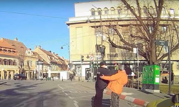 Polițist local filmat când lovește un bărbat pe stradă, în Sibiu. Victima cade la pământ VIDEO