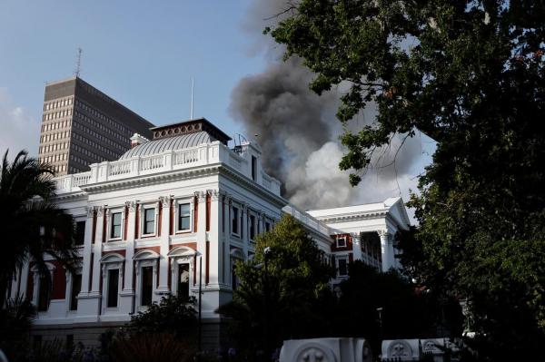Incendiu în clădirea Parlamentului din Cape Town