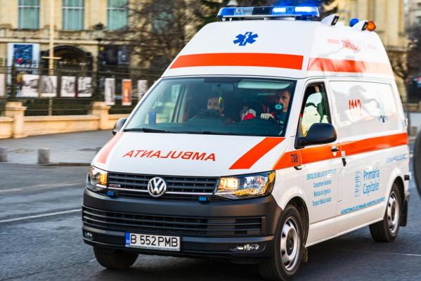 O fată de 13 ani din Argeş, atacată cu un recipient cu lichid inflamabil aprins