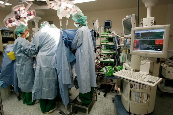 Medici în timpul unui transplant de inimă