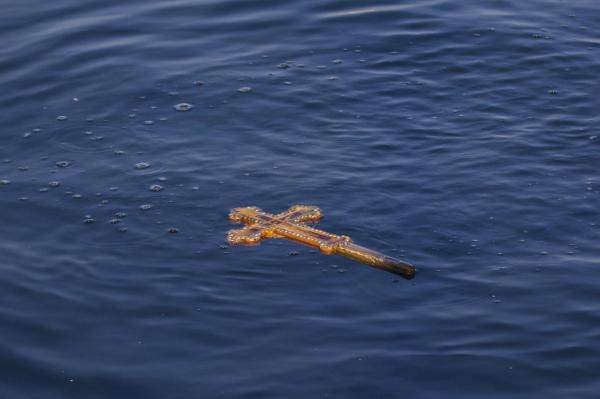 O cruce plutește pe apă, după ce a fost aruncată de preot într-o ceremonie specială de Bobotează 2022