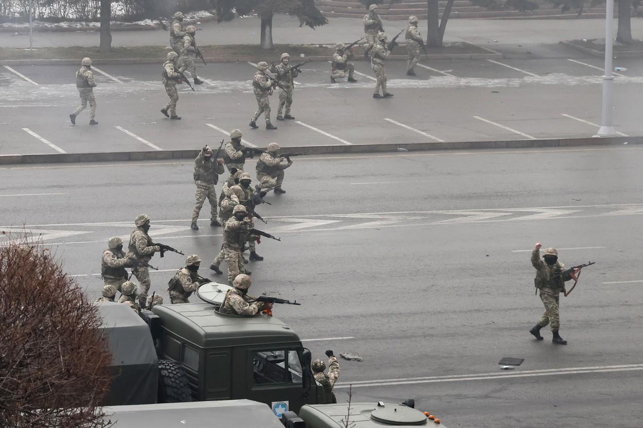 Armata a deschis focul asupra manifestanților în Kazahstan. Poliția spune că zeci de „atacatori” au fost eliminați