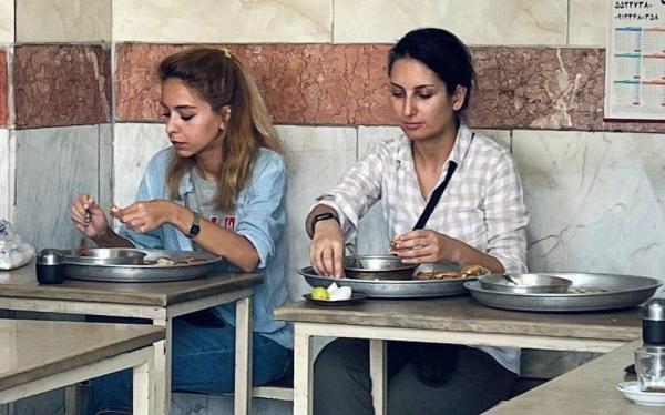 O femeie din Iran a fost arestată pentru că a mâncat într-un restaurant, fără hijab. Abuzurile forțelor de securitate continuă, în ciuda protestelor