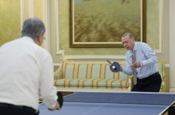 Erdogan, ținta glumelor pentru modul în care a ținut paleta la un tenis de masă cu președintele kazah. VIDEO