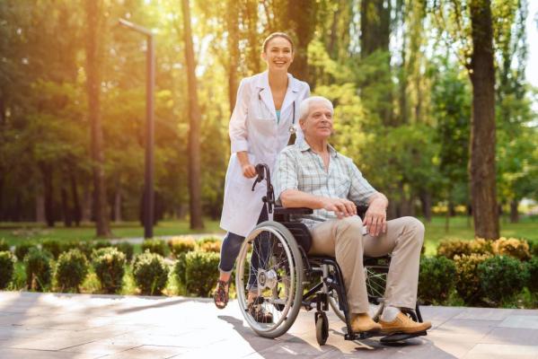 (P) 4 aspecte importante privind îngrijirea unui vârstnic după un accident vascular cerebral