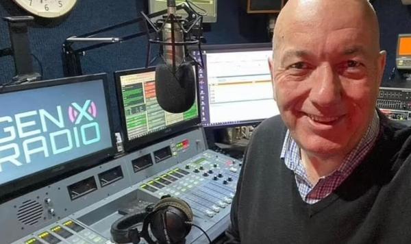 Un prezentator de radio a murit la doar 55 de ani, chiar în timp ce era în direct. Tim Gough ar fi suferit un infarct
