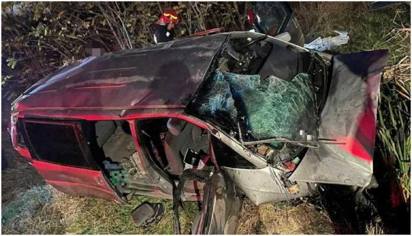 Două persoane şi-au pierdut viaţa, după ce maşina în care se aflau s-a răsturnat pe DN5