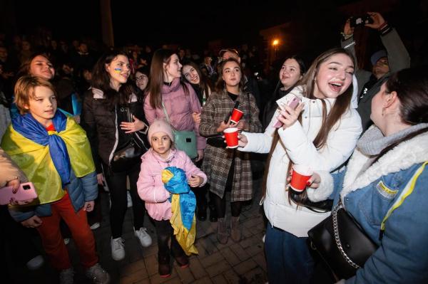 Ucrainenii sărbătoresc eliberarea Hersonului în stradă. Rachetele rusești continuă să cadă în restul țării