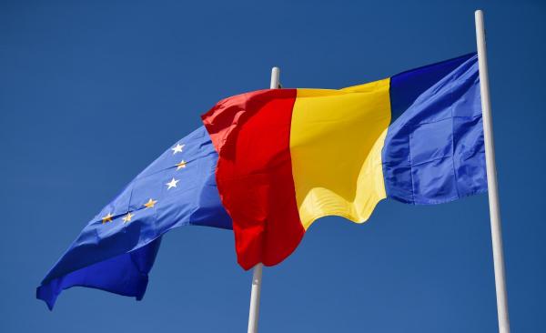 steagul României lângă steagul UE