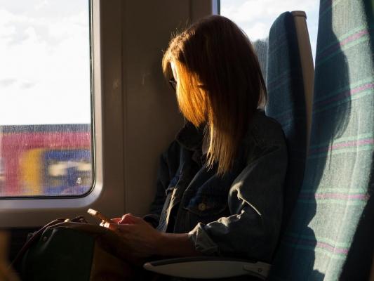 O tânără din Craiova, hărțuită sexual de un controlor într-un tren CFR. „M-a înghesuit spre geam și a încercat lucruri greu de descris în cuvinte"