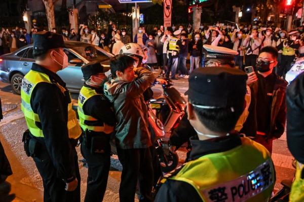 Jurnalist BBC, agresat de poliţia chineză în timpul protestelor din Shanghai: "Cât a stat în arest, a fost bătut cu picioarele"