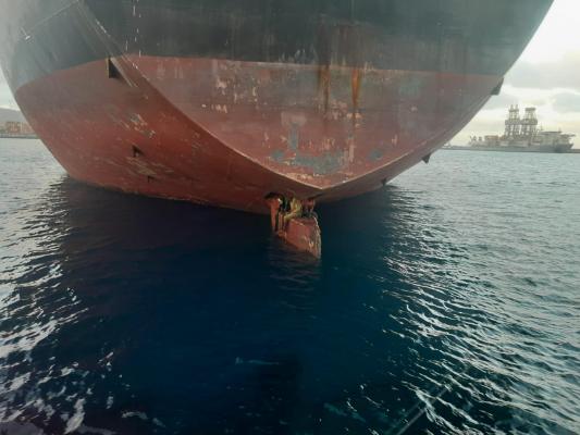 Trei pasageri clandestini, găsiţi aşezaţi pe cârma unei nave care a călătorit din Nigeria în Spania
