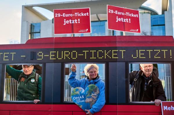 Val de critici după ce Germania a anunţat că vrea să crească abonamentul de transport public de la 9 la 49 de euro