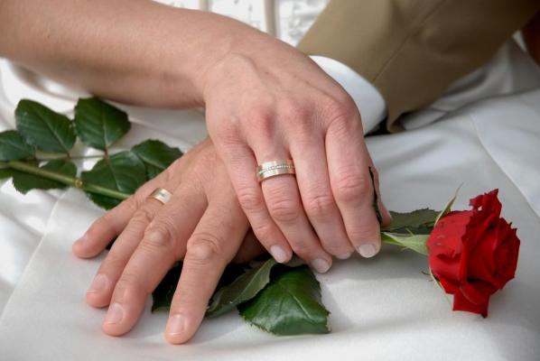 Un bărbat din Hunedoara a mers la starea civilă pentru a se căsători, dar a aflat că era deja însurat. Cum a fost posibil
